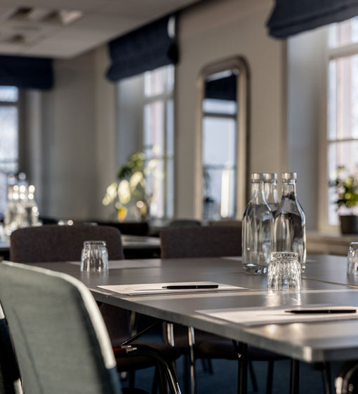 Rymligt konferensrum på hotell