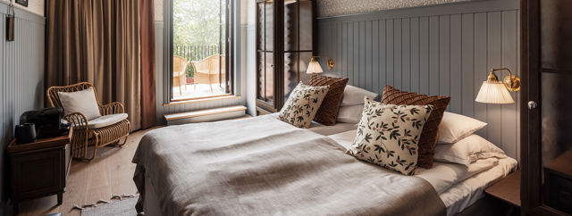 Hotellrum med balkong och vacker inredning