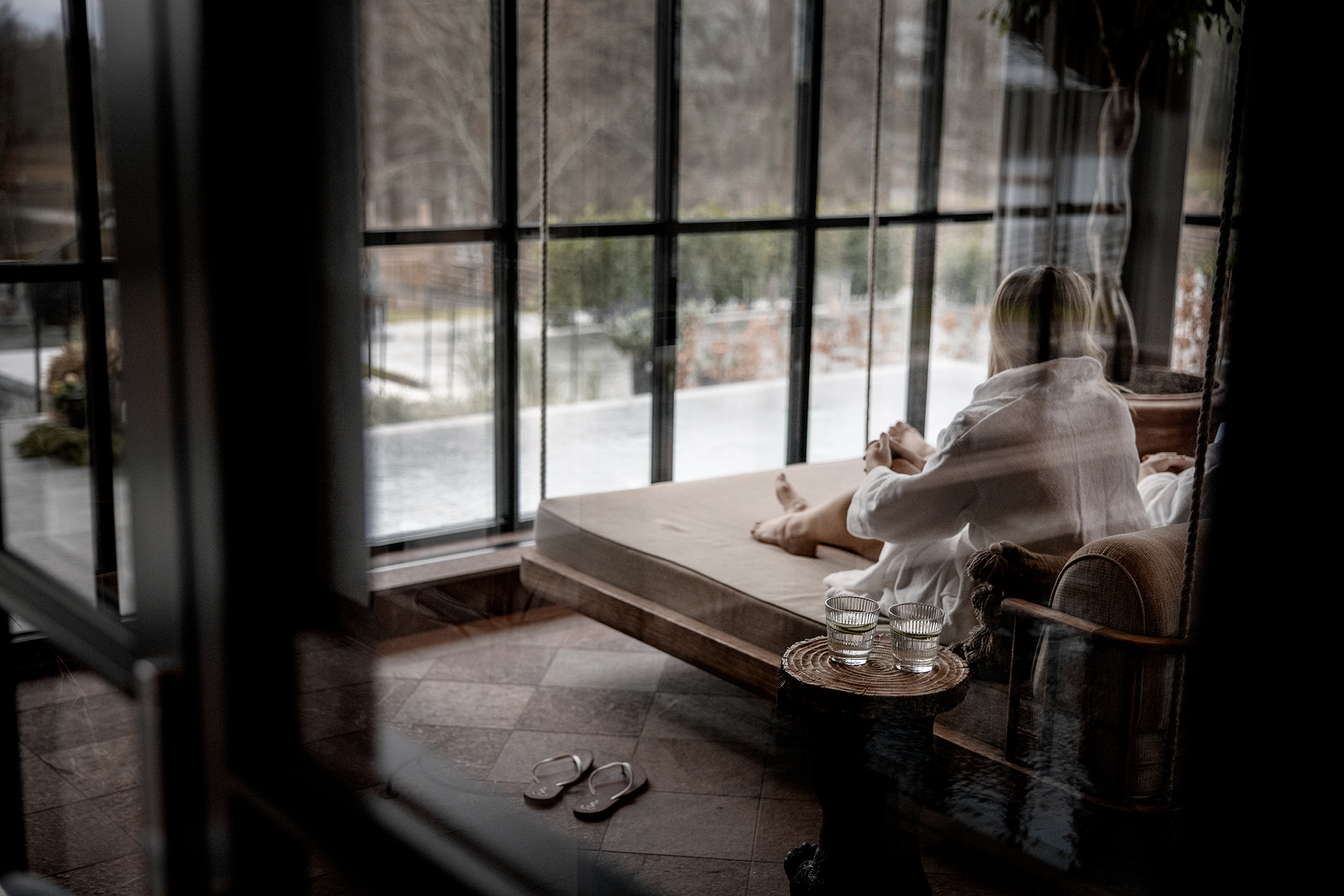 Person i relaxavdelningen i hotellets spa