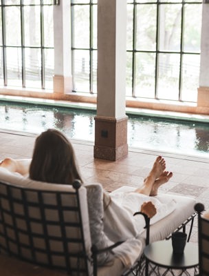 Personer njuter framför inomhuspoolen