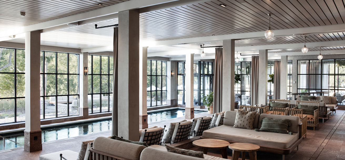 Spa med pool och sittplatser 