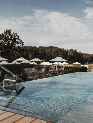 Pool i skärgården med soligt väder
