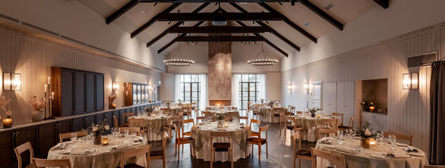 Rymlig festvåning dukad med små runda bord