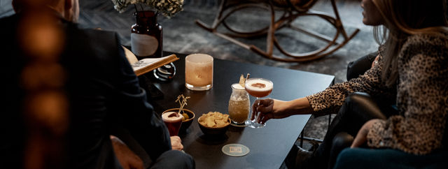 Drinkar och snacks i baren